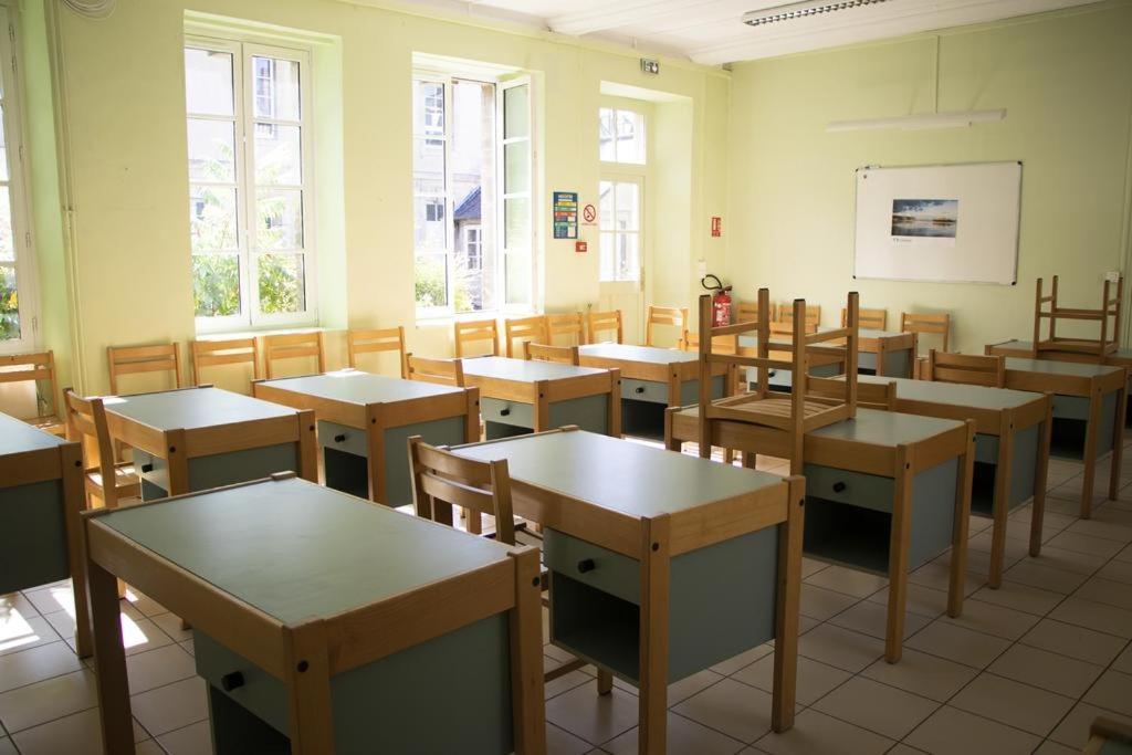 Logis Des Grands Chapeaux Hostel *